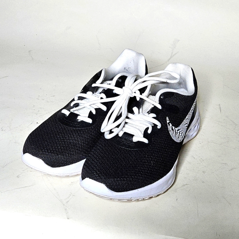 Nike running shoes. Black and White, Size 9.5